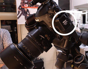 カメラに取り付けられた「ワイヤレストランスミッター」（囲み部分）。ここから撮影画像はWi-Fiで転送開始される。