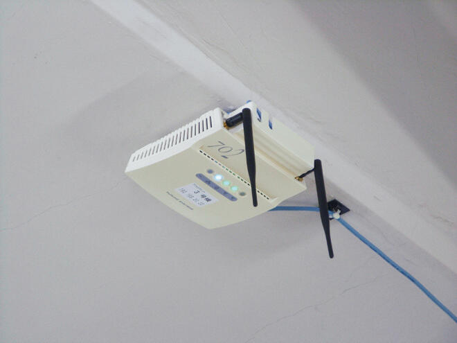 現場天井に取り付けられたアクセスポイントACERA702